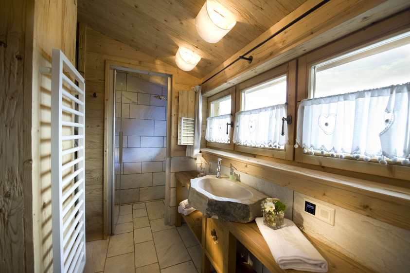 almdorf-reiteralm_innen-premium-chalet_bad.jpg