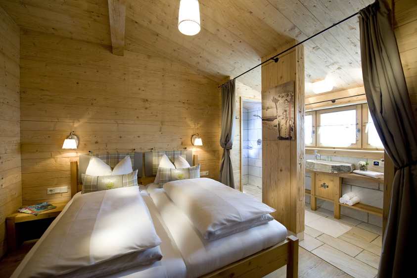 almdorf-reiteralm_innen-premium-chalet_schlafzimmer.jpg